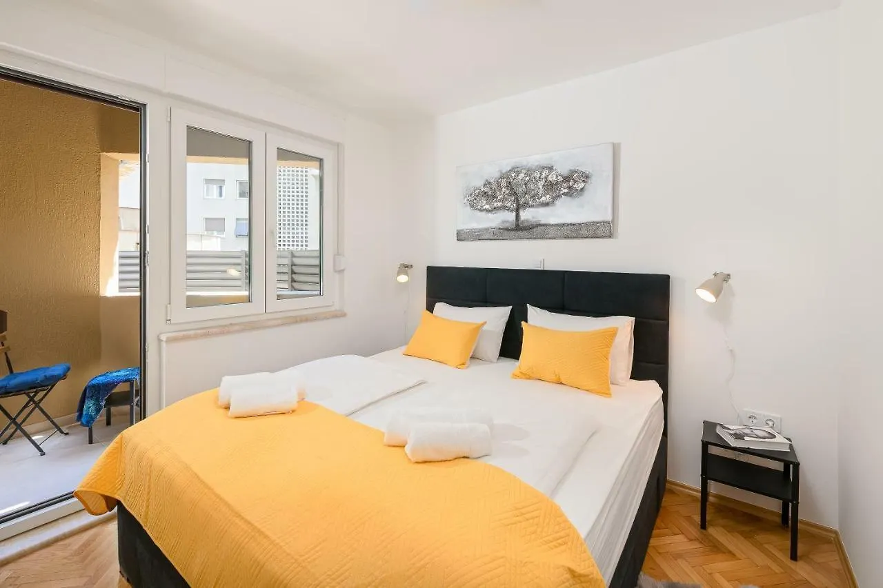 Apartments And Rooms Daisy Split Guest house